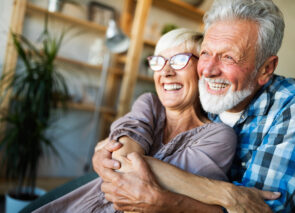 זוג מחובק ומחייך