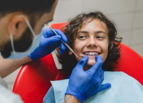 ילד מחייך בביקור אצל רופא שיניים