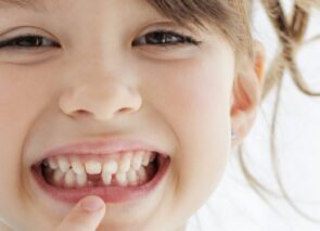 ילדה עם שן חסרה