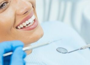 אישה בבדיקת שיניים