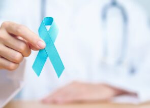 רופא מחזיק סרט בצבע תכלת