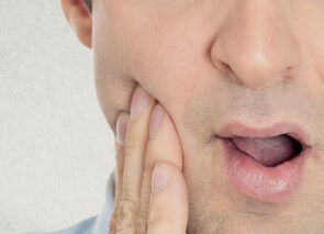 איש עם כאב באזור הלסת